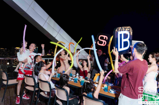 Trải nghiệm không gian beer garden bùng nổ với DJ, dancer và nhiều hoạt động giải trí đỉnh cao

Thời gian mở cửa
18:00 - 23:00 | Thứ Hai - Chủ Nhật